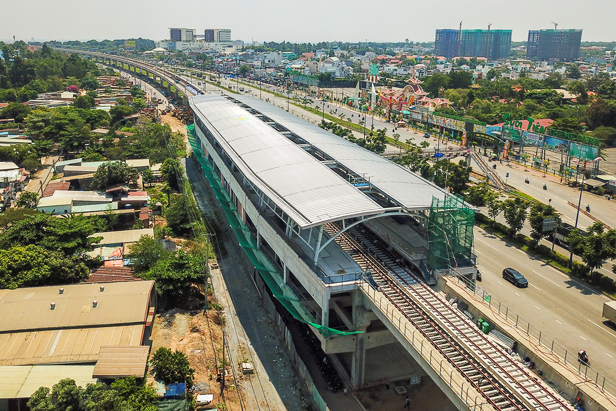 Tuyến metro số 1 bước vào giai đoạn nước rút, xây dựng nhiều cầu bộ hành kết nối nhà ga - Ảnh 3.