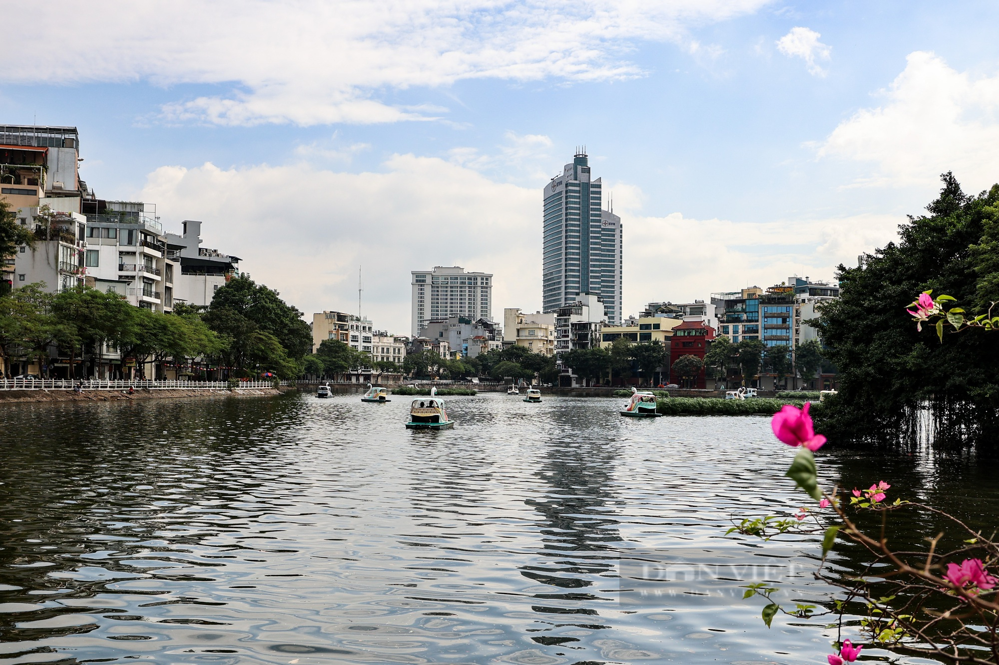 Gấp rút đưa tuyến phố đi bộ Trúc Bạch vào hoạt động trước Tết Dương lịch 2023 - Ảnh 10.