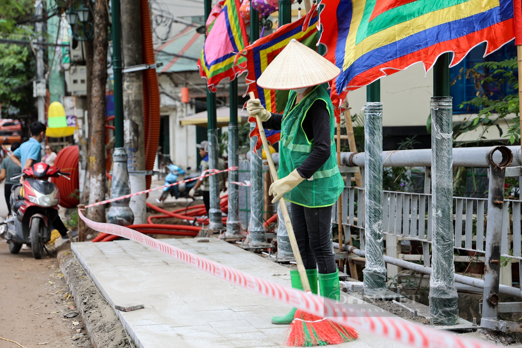 Gấp rút đưa tuyến phố đi bộ Trúc Bạch vào hoạt động trước Tết Dương lịch 2023 - Ảnh 6.