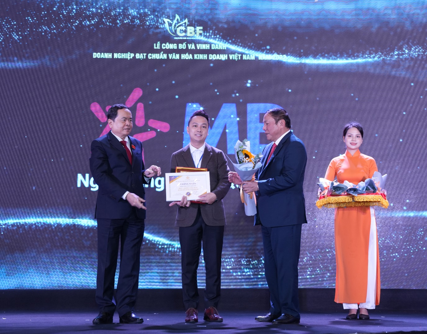 MB được vinh danh &quot;Doanh nghiệp đạt chuẩn văn hóa kinh doanh Việt Nam&quot; 2022 - Ảnh 1.