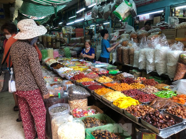 Hàng Tết rầm rộ lên kệ, khuyến mãi sớm vì... sợ ế - Ảnh 1.