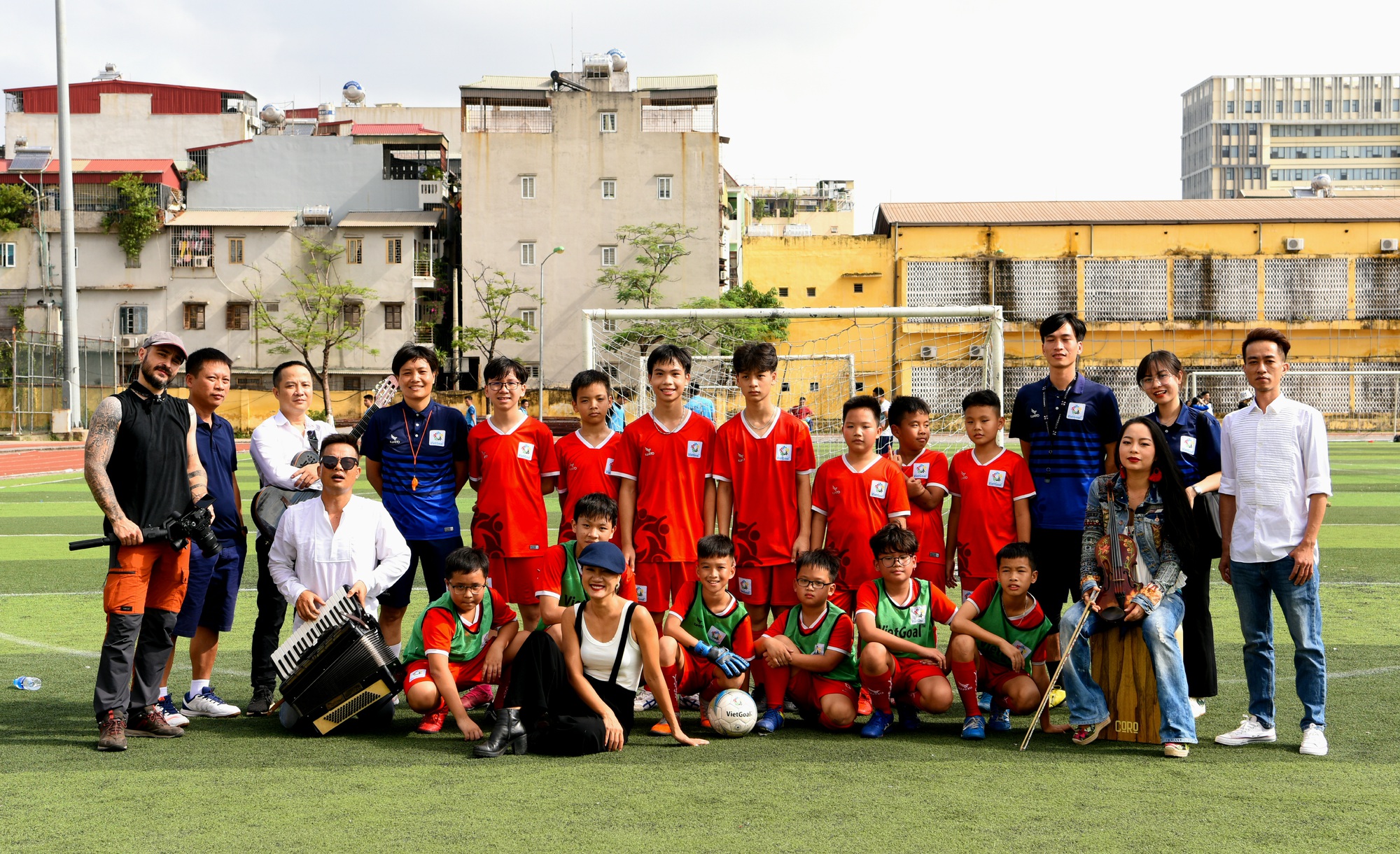 Nghệ sĩ violon hàng đầu Việt Nam Trịnh Minh Hiền ra MV cổ vũ World Cup 2022 - Ảnh 2.