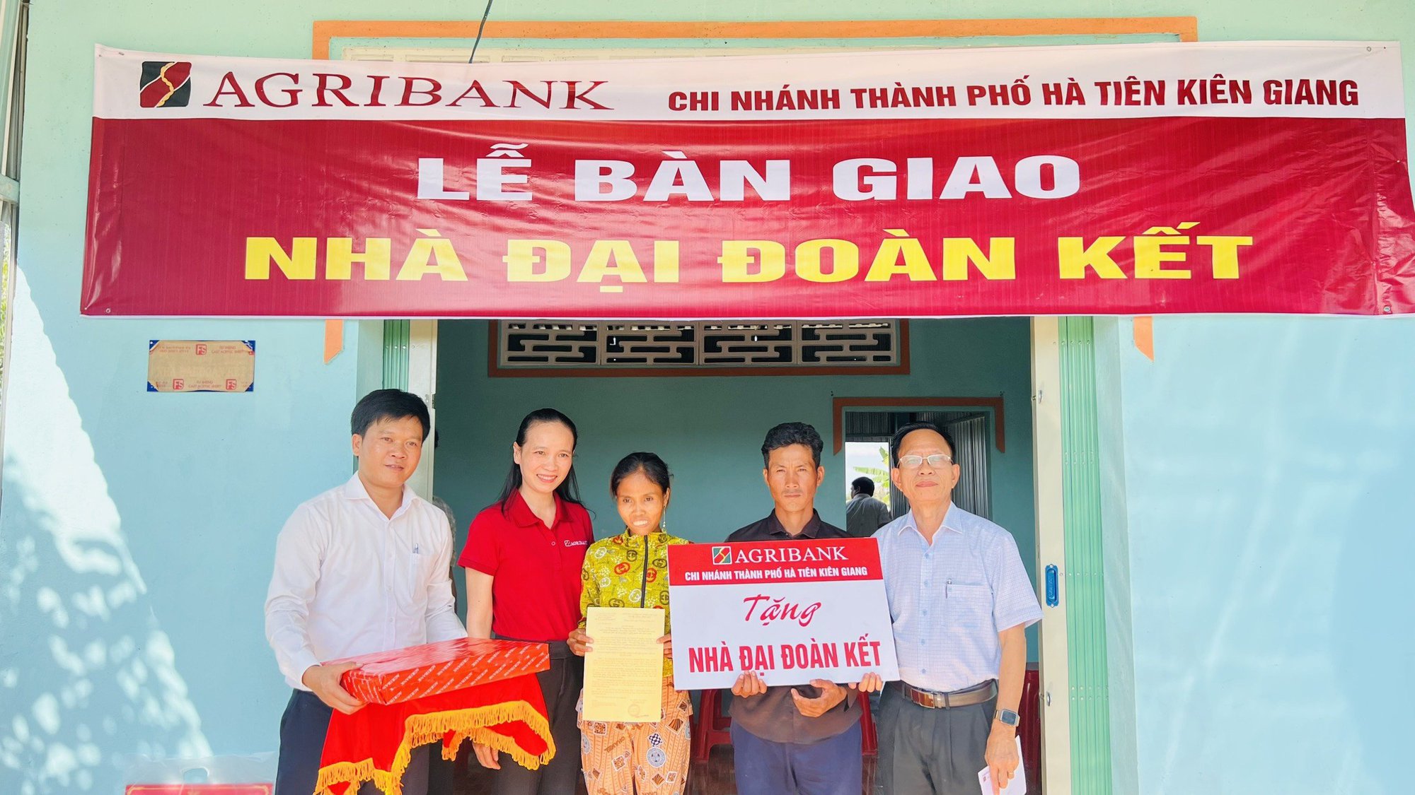 Agribank Chi nhánh tỉnh Kiên Giang, Tiền Giang trao tặng nhà đại đoàn kết cho hộ nghèo - Ảnh 2.