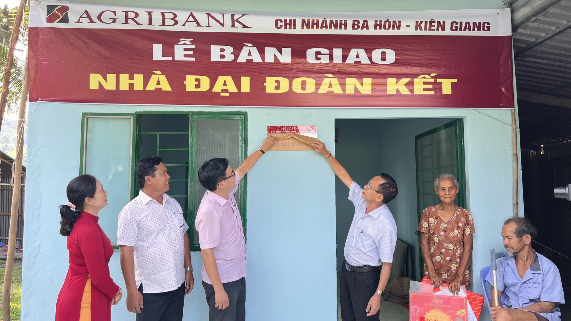 Agribank Chi nhánh tỉnh Kiên Giang, Tiền Giang trao tặng nhà đại đoàn kết cho hộ nghèo - Ảnh 1.