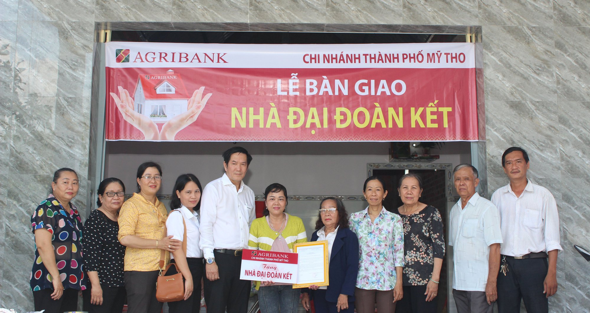 Agribank Chi nhánh tỉnh Kiên Giang, Tiền Giang trao tặng nhà đại đoàn kết cho hộ nghèo - Ảnh 4.