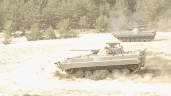 Khoảnh khắc thiết giáp BMP- 2 của Nga trúng mìn tại Ukraine - Ảnh 11.