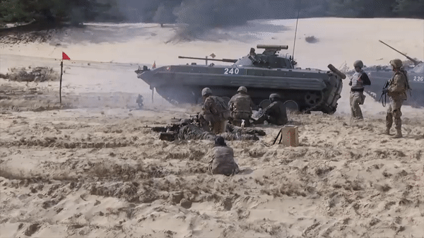 Khoảnh khắc thiết giáp BMP- 2 của Nga trúng mìn tại Ukraine - Ảnh 12.