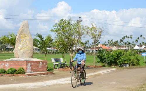 Nông thôn mới kiểu mẫu xã Đức Lợi ở Quảng Ngãi, đường làng sạch, đẹp, trồng cây cảnh, trồng hoa, vườn xanh mát