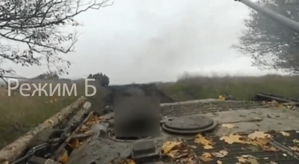 Khoảnh khắc thiết giáp BMP- 2 của Nga trúng mìn tại Ukraine - Ảnh 1.