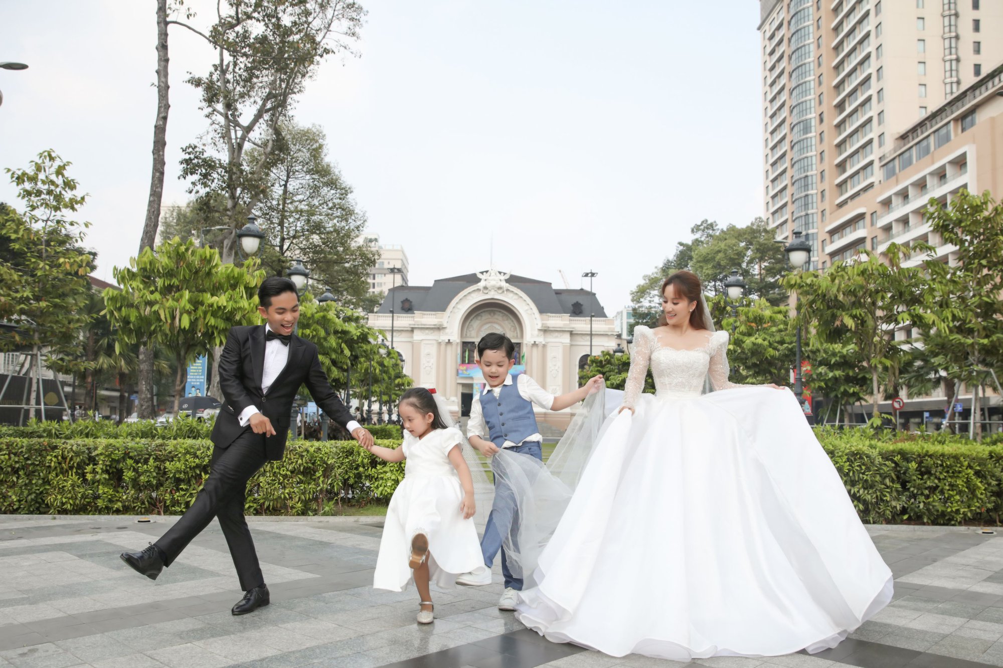 Phan Hiển - Khánh Thi ra mắt MV kể chuyện tình 13 năm trước ngày cưới - Ảnh 2.