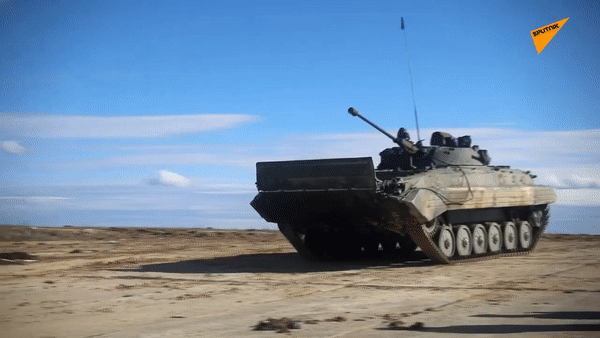 Khoảnh khắc thiết giáp BMP- 2 của Nga trúng mìn tại Ukraine - Ảnh 3.