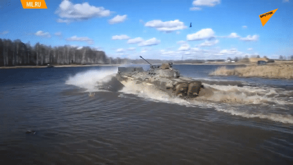 Khoảnh khắc thiết giáp BMP- 2 của Nga trúng mìn tại Ukraine - Ảnh 4.