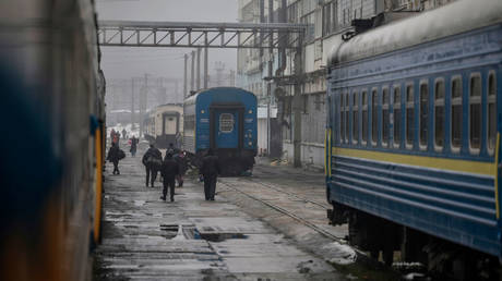 Nga tuyên bố nhắm mục tiêu vào tuyến vận chuyển quân sự của Ukraine - Ảnh 1.