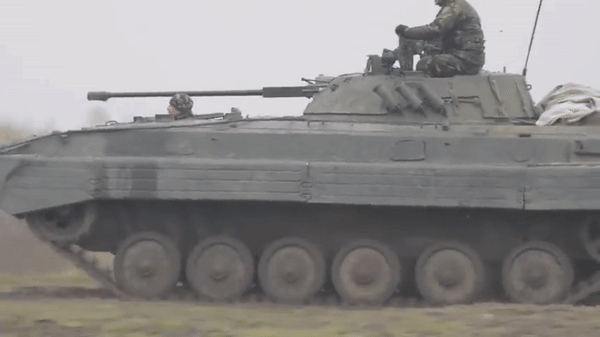 Khoảnh khắc thiết giáp BMP- 2 của Nga trúng mìn tại Ukraine - Ảnh 8.