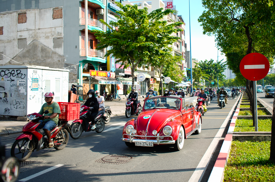 Mãn nhãn với đoàn xe Volkswagen, Honda cổ dạo quanh đường phố Sài Gòn - Ảnh 2.