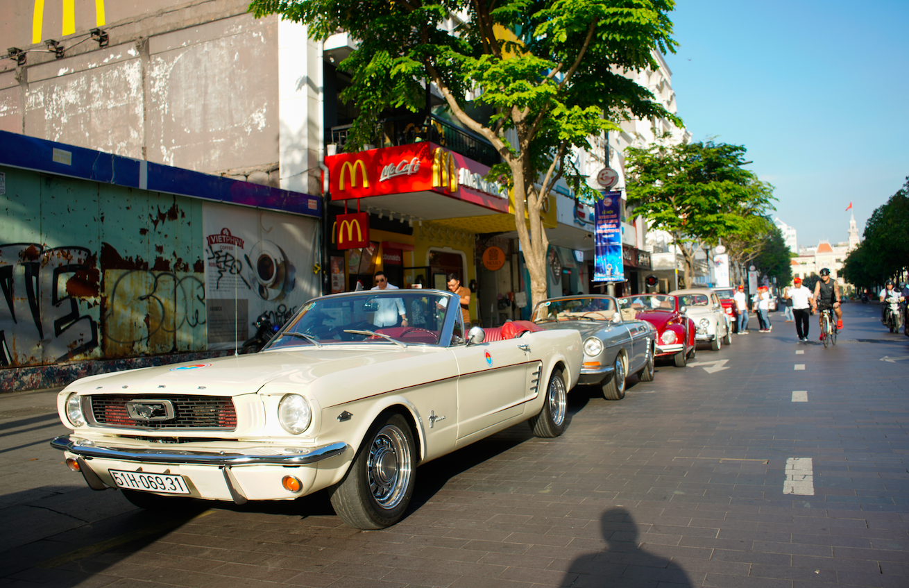 Xe cổ và di sản đường phố: Ảnh liên quan đến từ khóa này sẽ cho bạn những trải nghiệm tuyệt vời về lịch sử và văn hoá trong việc khám phá các phố phường Sài Gòn với những chiếc xe cổ độc đáo.