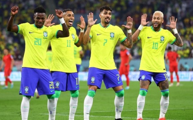 Cùng nhảy điệu Samba, HLV Tite và cầu thủ Brazil bị chỉ trích