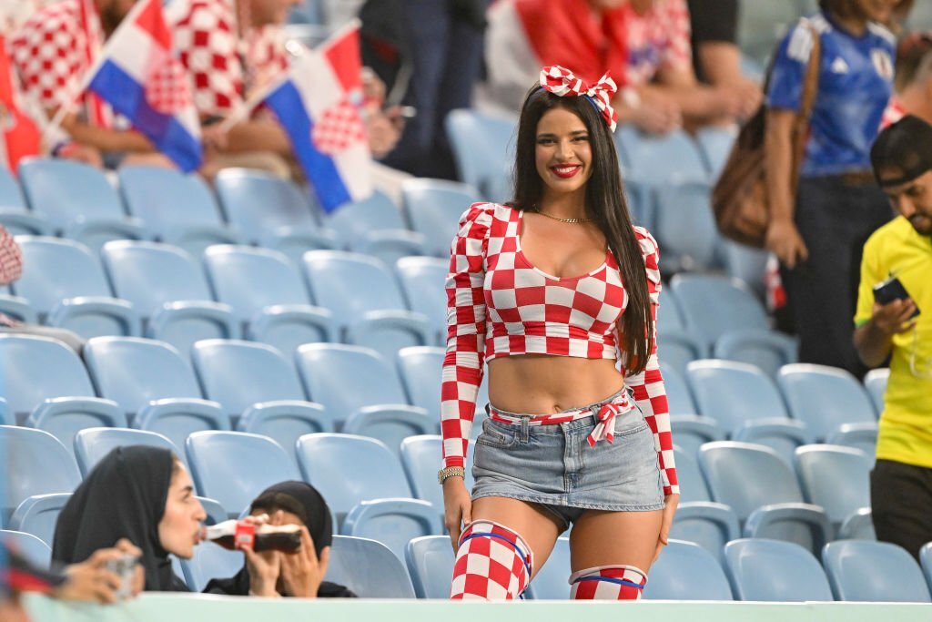 Cựu Hoa hậu Croatia diện đồ hở bạo, gây &quot;náo loạn&quot; trên khán đài World Cup - Ảnh 11.