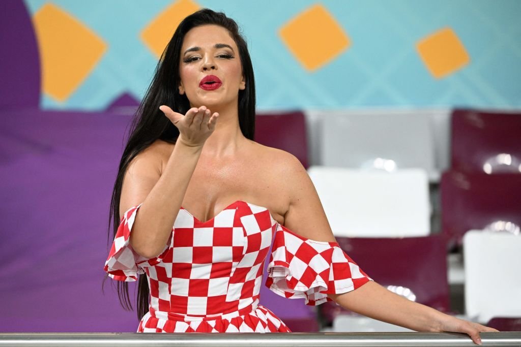 Cựu Hoa hậu Croatia diện đồ hở bạo, gây &quot;náo loạn&quot; trên khán đài World Cup - Ảnh 12.