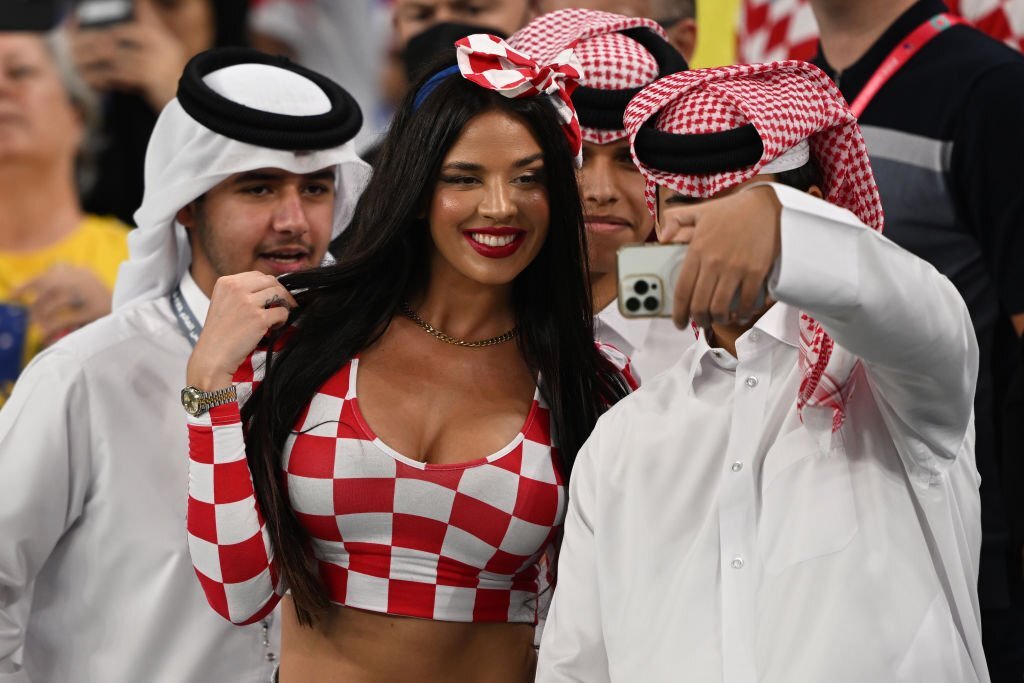 Cựu Hoa hậu Croatia diện đồ hở bạo, gây &quot;náo loạn&quot; trên khán đài World Cup - Ảnh 14.
