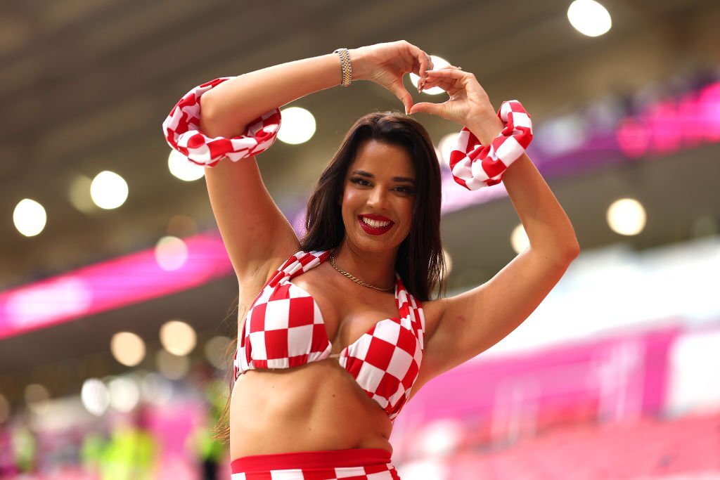 Cựu Hoa hậu Croatia diện đồ hở bạo, gây &quot;náo loạn&quot; trên khán đài World Cup - Ảnh 16.