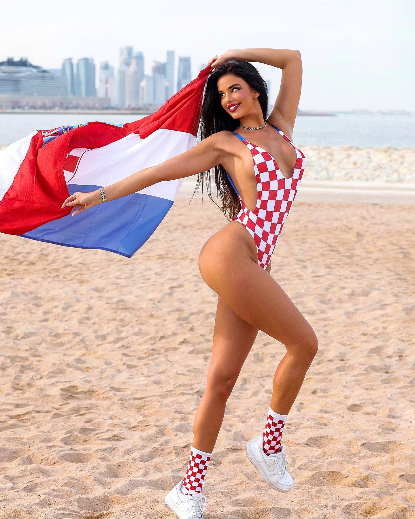Cựu Hoa hậu Croatia diện đồ hở bạo, gây &quot;náo loạn&quot; trên khán đài World Cup - Ảnh 2.