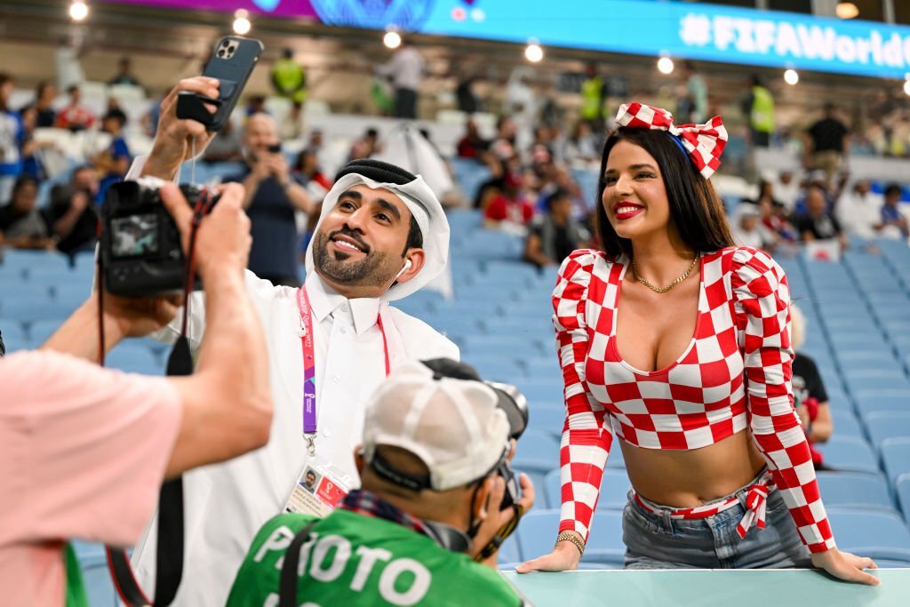 Cựu Hoa hậu Croatia diện đồ hở bạo, gây &quot;náo loạn&quot; trên khán đài World Cup - Ảnh 3.