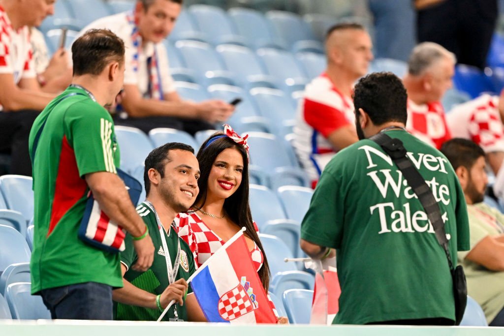 Cựu Hoa hậu Croatia diện đồ hở bạo, gây &quot;náo loạn&quot; trên khán đài World Cup - Ảnh 4.