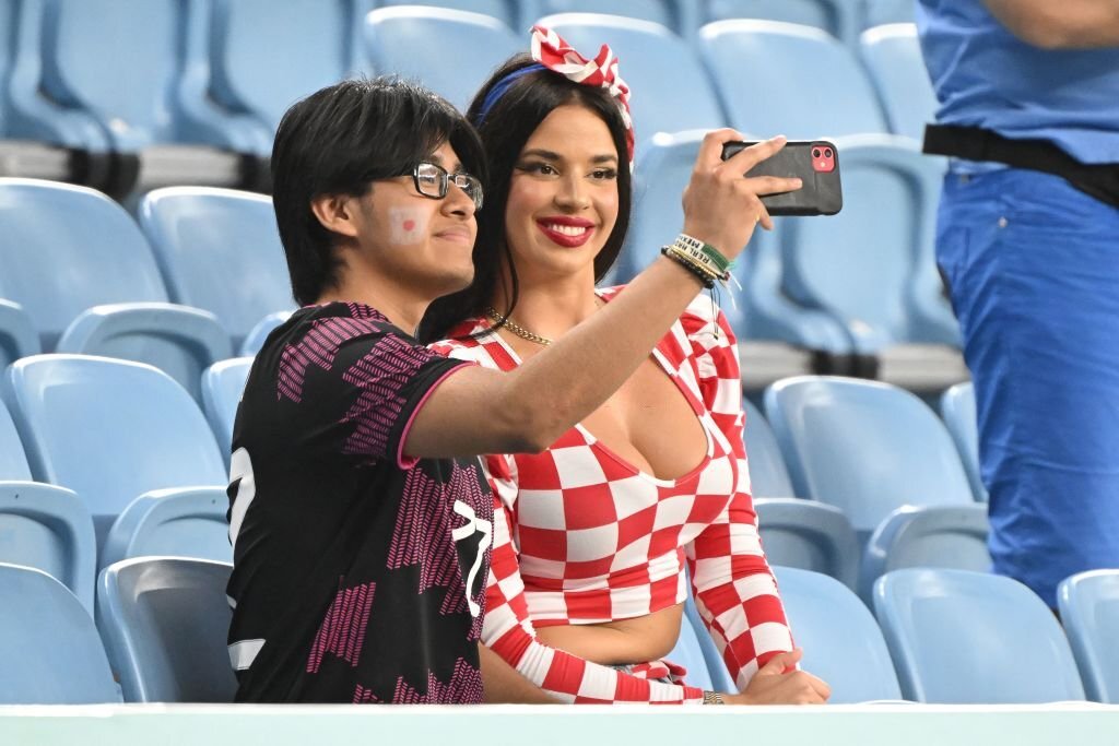 Cựu Hoa hậu Croatia diện đồ hở bạo, gây &quot;náo loạn&quot; trên khán đài World Cup - Ảnh 5.