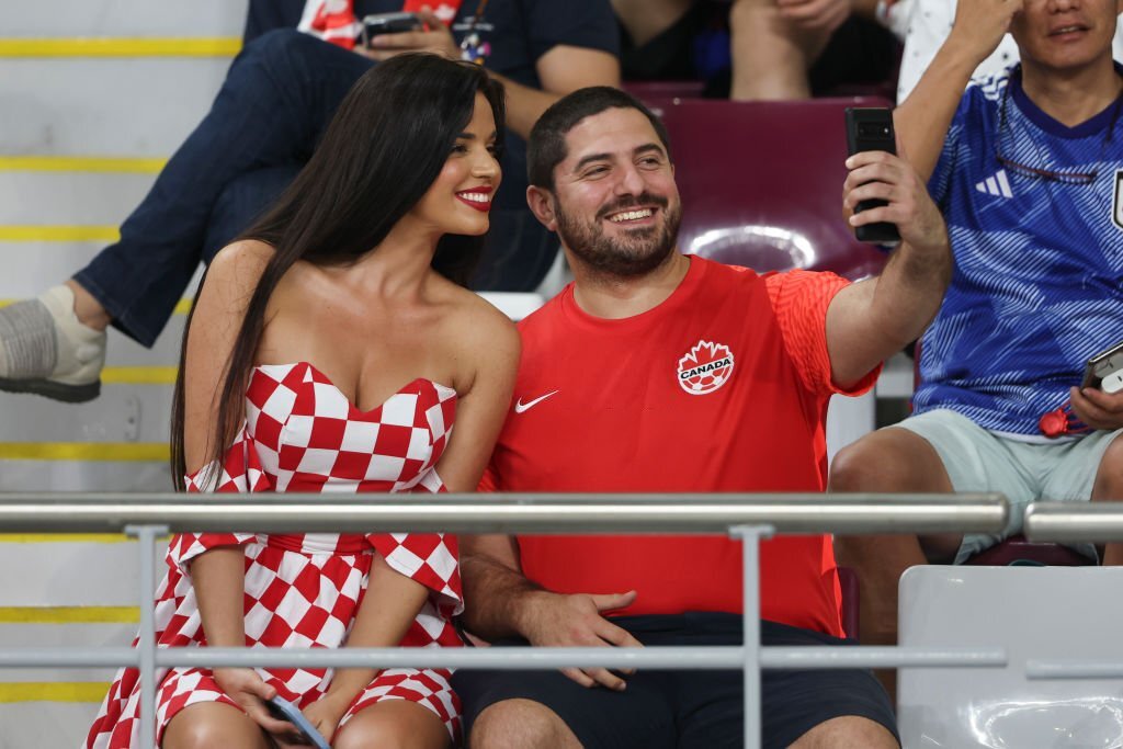 Cựu Hoa hậu Croatia diện đồ hở bạo, gây &quot;náo loạn&quot; trên khán đài World Cup - Ảnh 7.