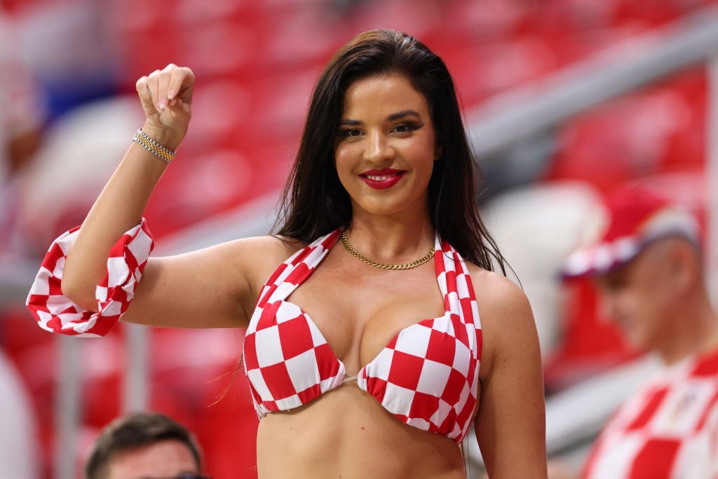 Cựu Hoa hậu Croatia diện đồ hở bạo, gây &quot;náo loạn&quot; trên khán đài World Cup - Ảnh 9.