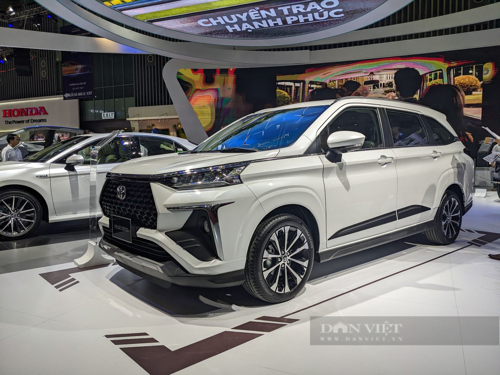 Loạt xe ô tô chuyển sang lắp ráp trong nước, giá giảm sâu chờ bùng nổ năm 2023: Toyota Veloz Cross đáng chờ đợi - Ảnh 1.