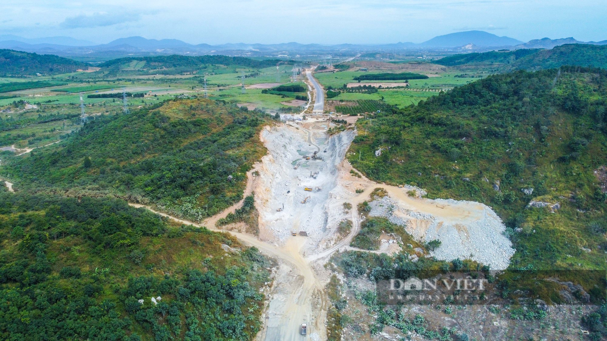 Lộ hình hài của cao tốc Bắc - Nam đoạn Phan Thiết - Dầu Dây sau khi phá đá, băng rừng  - Ảnh 1.