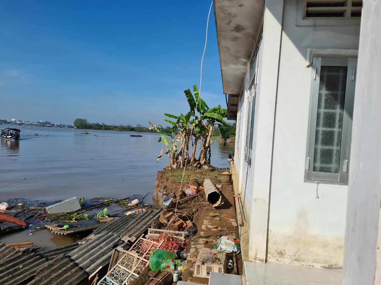 Vụ di dời khẩn cấp 80 người dân do sạt lở ở Vĩnh Long: Thiệt hại tài sản lên đến 35 tỷ đồng - Ảnh 1.