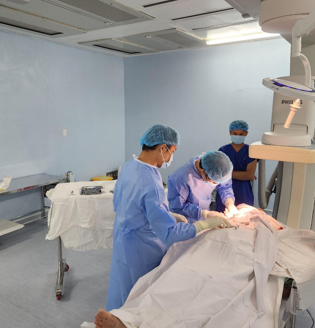 Bệnh viện tuyến huyện thực hiện thành công thay máy tạo nhịp tim - Ảnh 1.