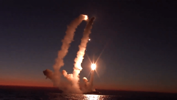 Tên lửa từ tàu chiến và máy bay ném bom chiến lược Nga ào ạt tập kích Ukraine - Ảnh 1.
