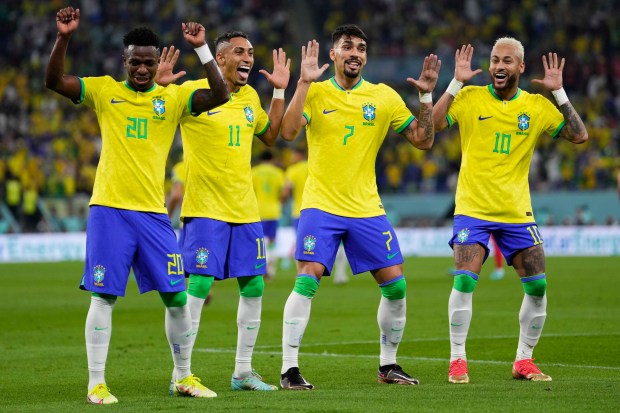 Vì sao các cầu thủ Brazil &quot;nhảy nhót&quot; để ăn mừng bàn thắng tại World Cup 2022? - Ảnh 1.