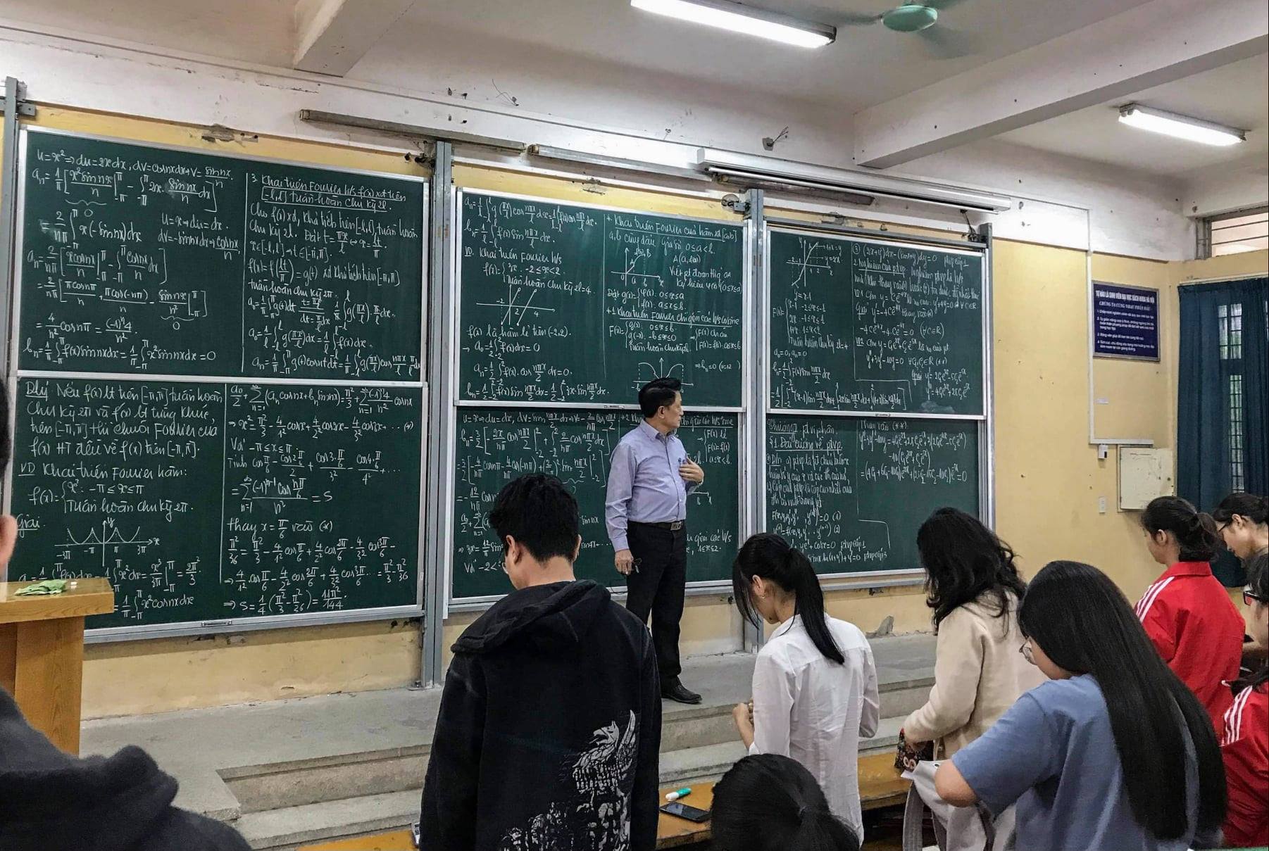 Giảng viên ĐH Bách khoa Hà Nội dạy Toán với 6 chiếc bảng kín đầy con số - Ảnh 1.