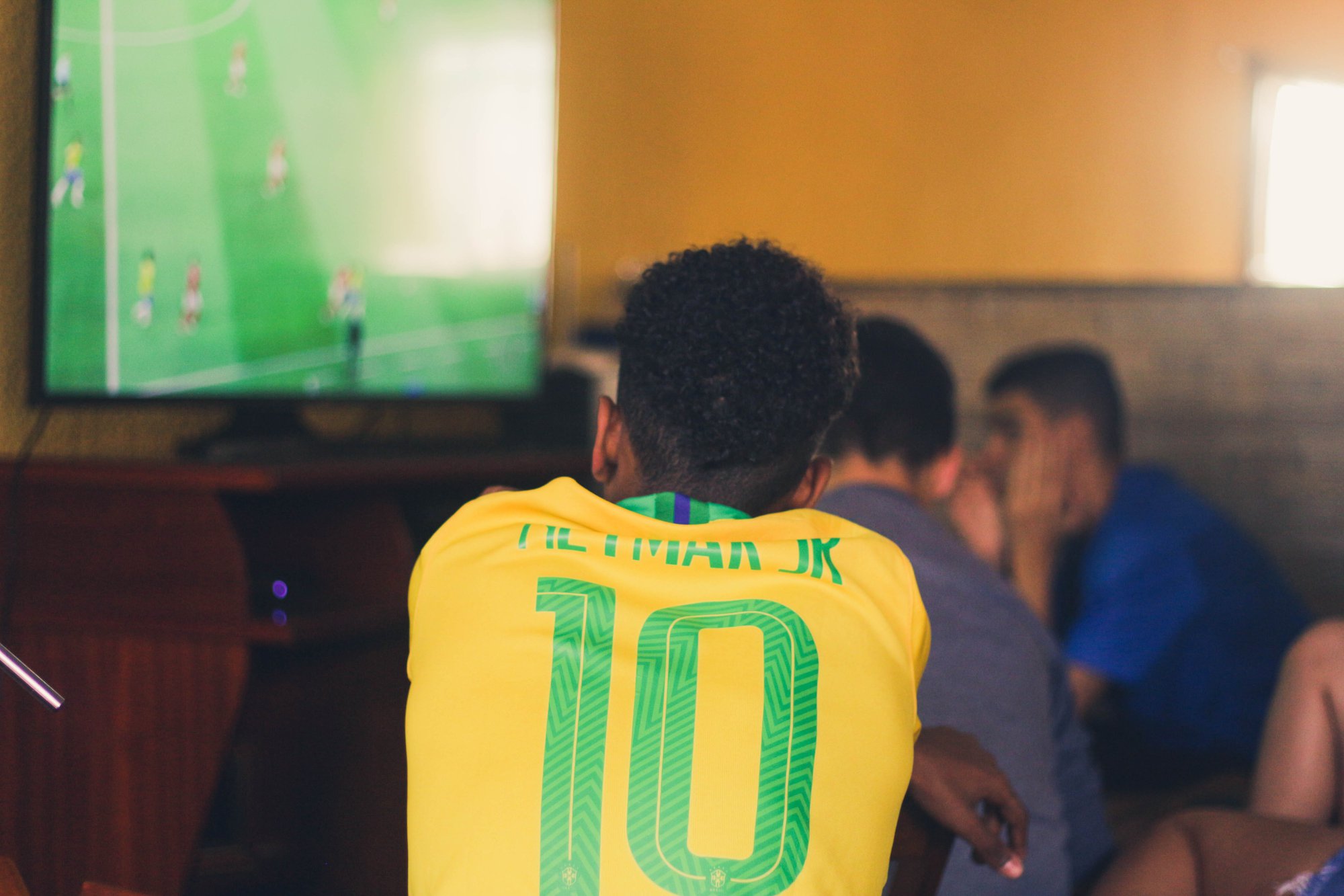 5 mẹo “vàng” giúp người hâm mộ giữ sức khi thức đêm mùa World Cup - Ảnh 1.