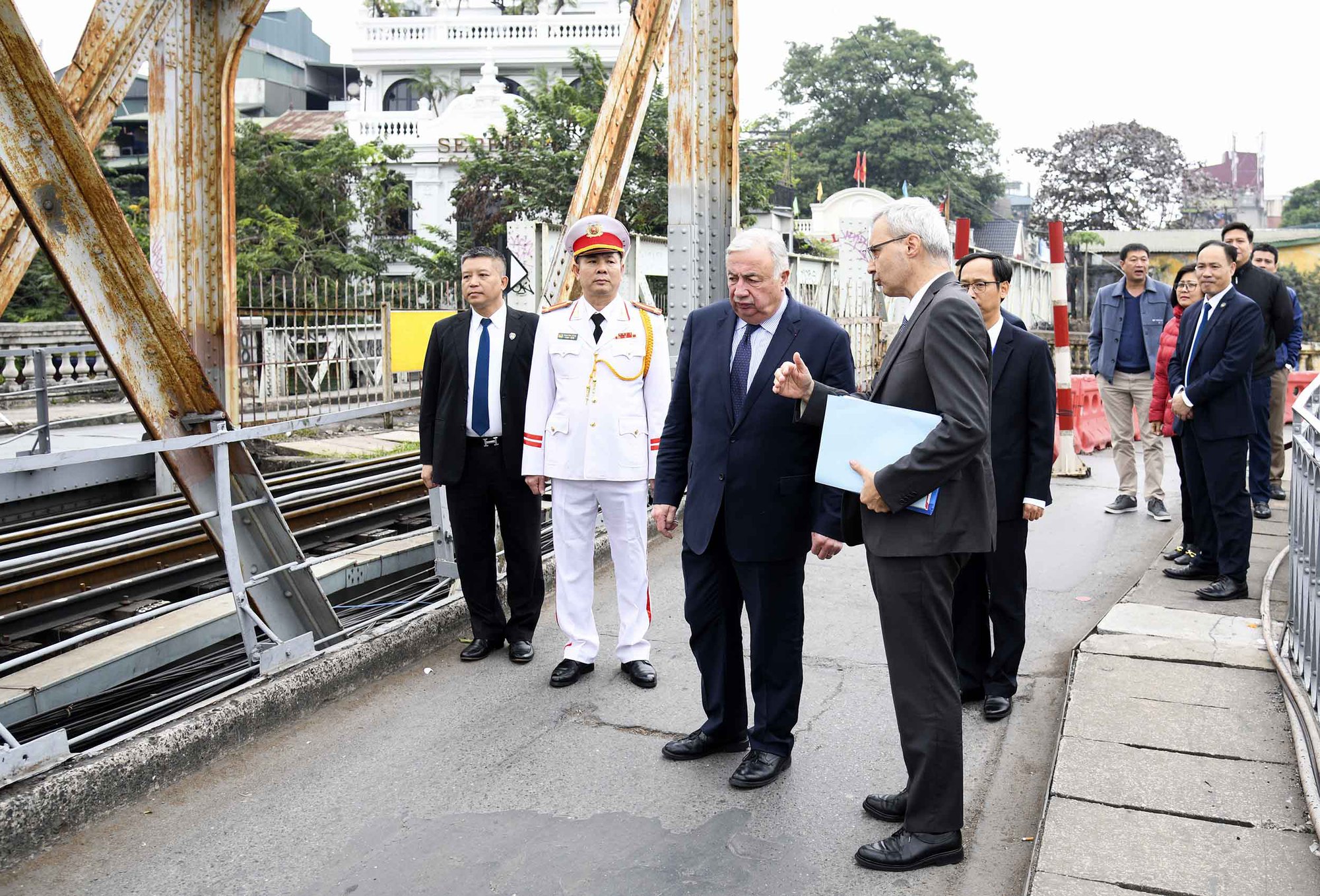 Chủ tịch Thượng viện Pháp thăm cầu Long Biên, khai trương cơ sở mới của Viện Pháp tại Hà Nội - Ảnh 1.
