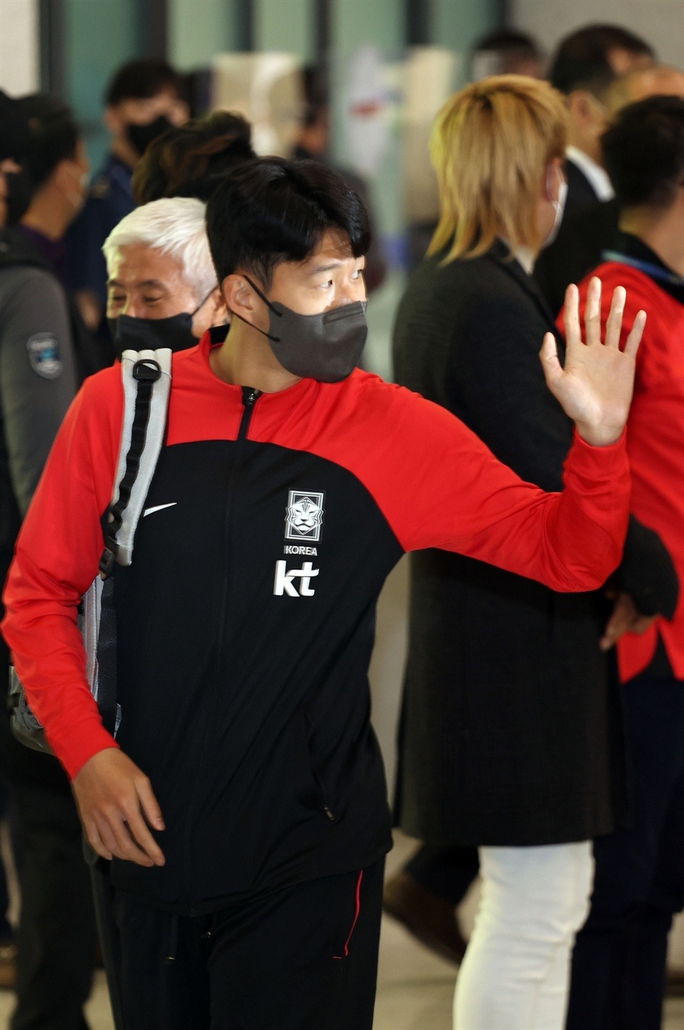 Son Heung-min và đồng đội được chào đón như người hùng khi về nước sau World Cup 2022 - Ảnh 3.