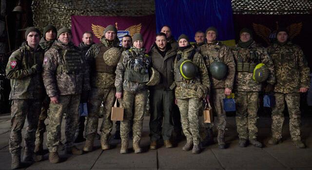 Hình ảnh Tổng thống Ukraine bất ngờ thăm thành phố tiền tuyến, nơi Nga vừa sáp nhập - Ảnh 9.