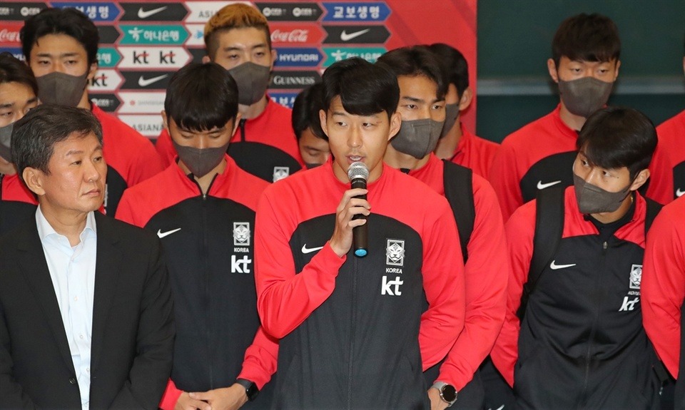 Son Heung-min và đồng đội được chào đón như người hùng khi về nước sau World Cup 2022 - Ảnh 9.