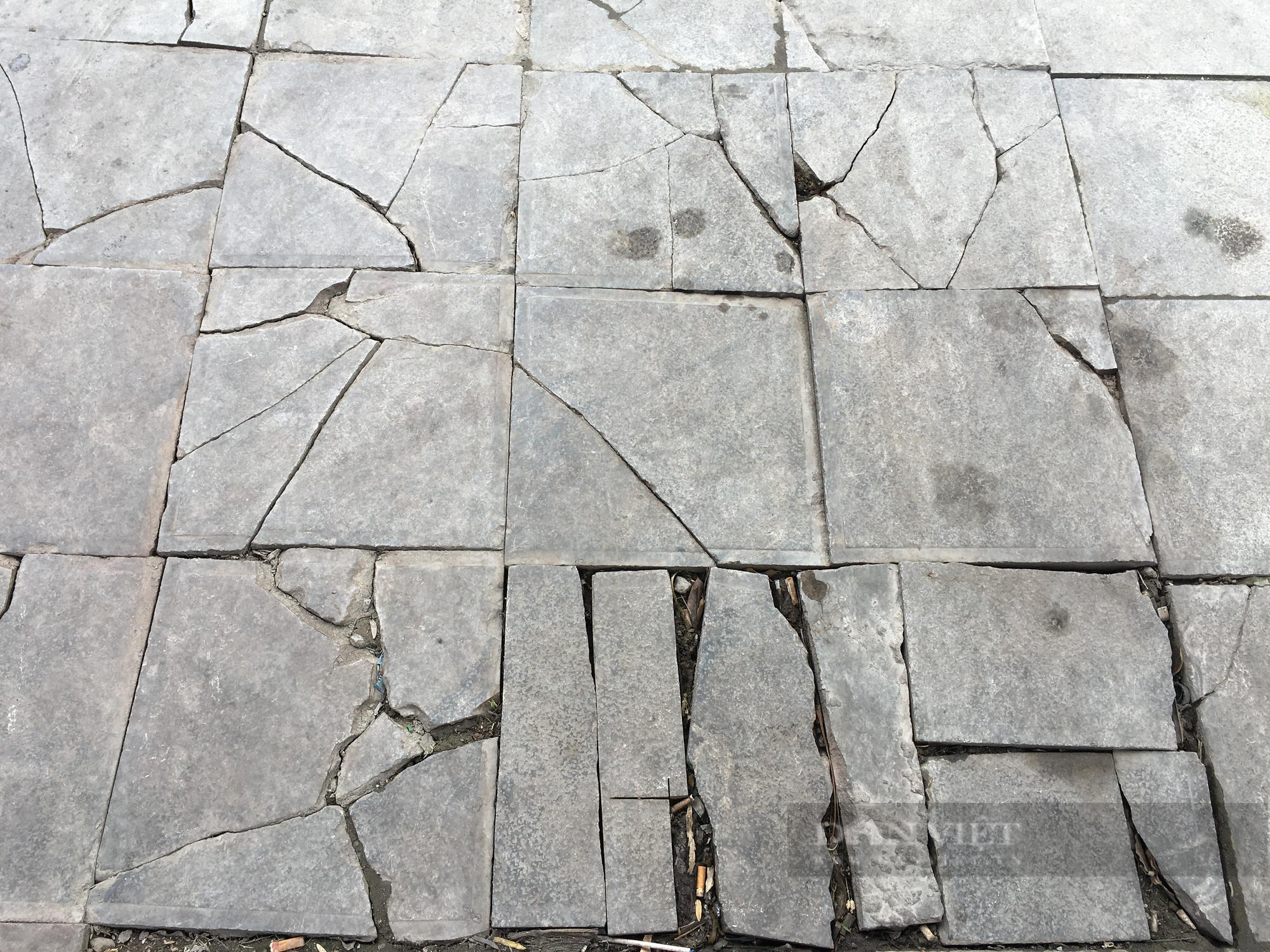 Lát đá vỉa hè ở Hà Nội: Đá tự nhiên hay gạch giả đá đều vỡ nát như nhau - Ảnh 8.