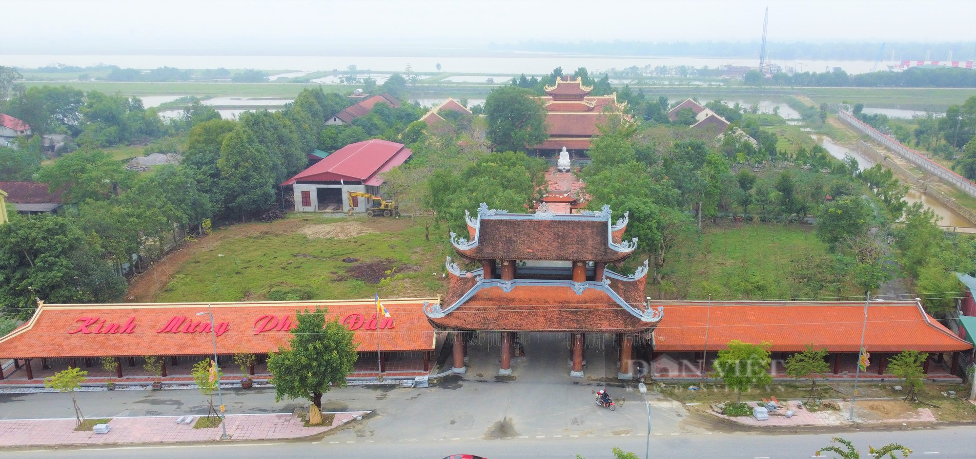 Cận cảnh cổng Tam quan chùa Thành Lương (Hà Tĩnh), được làm bằng gỗ lim &quot;khủng&quot; - Ảnh 2.