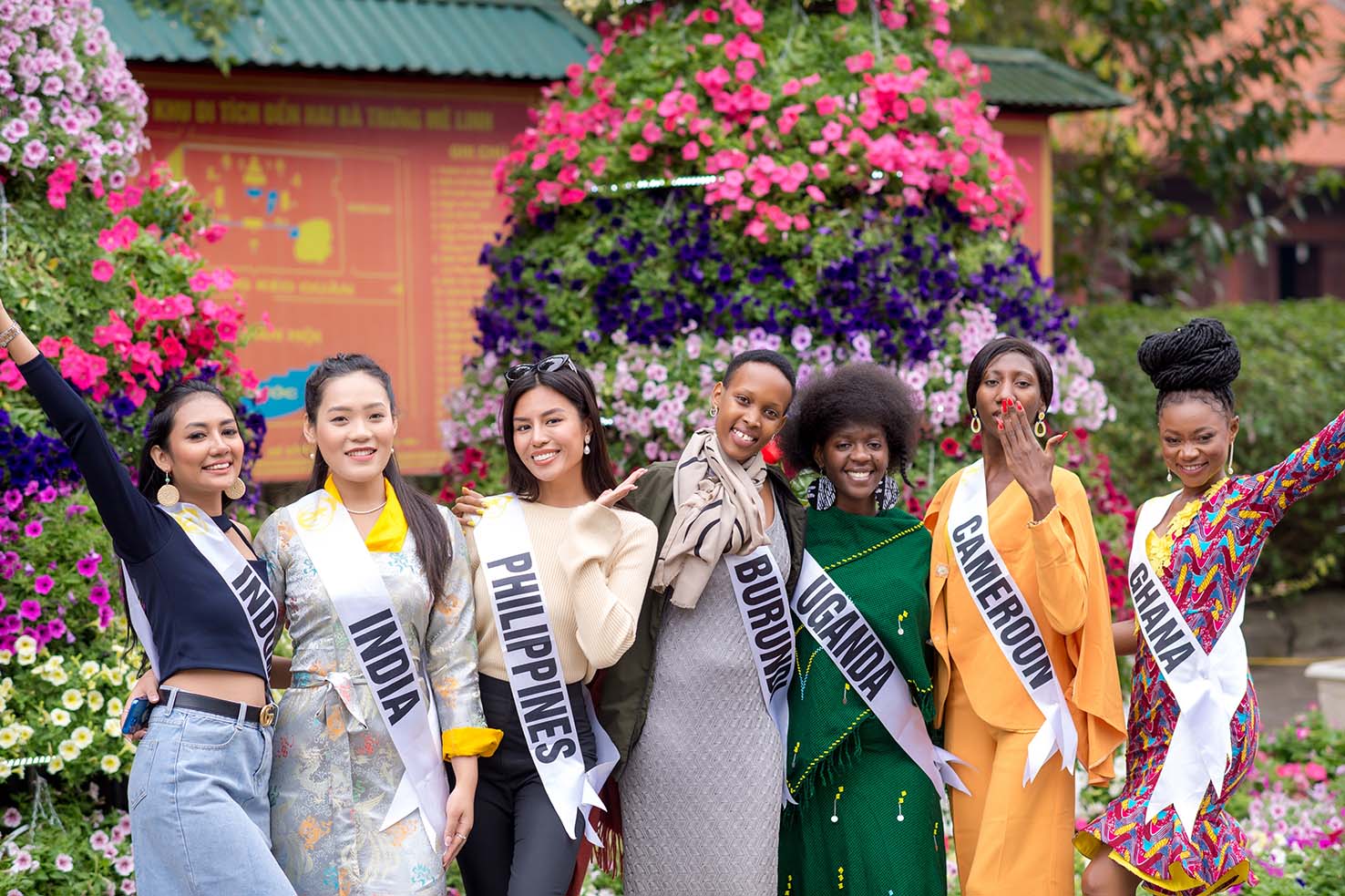 Làng hoa Mê Linh bất ngờ đón tiếp các hoa hậu Miss Tourism World 2022 - Ảnh 3.