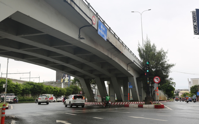 TP.HCM yêu cầu thông xe cầu vượt Nguyễn Hữu Cảnh trước Tết Dương lịch
