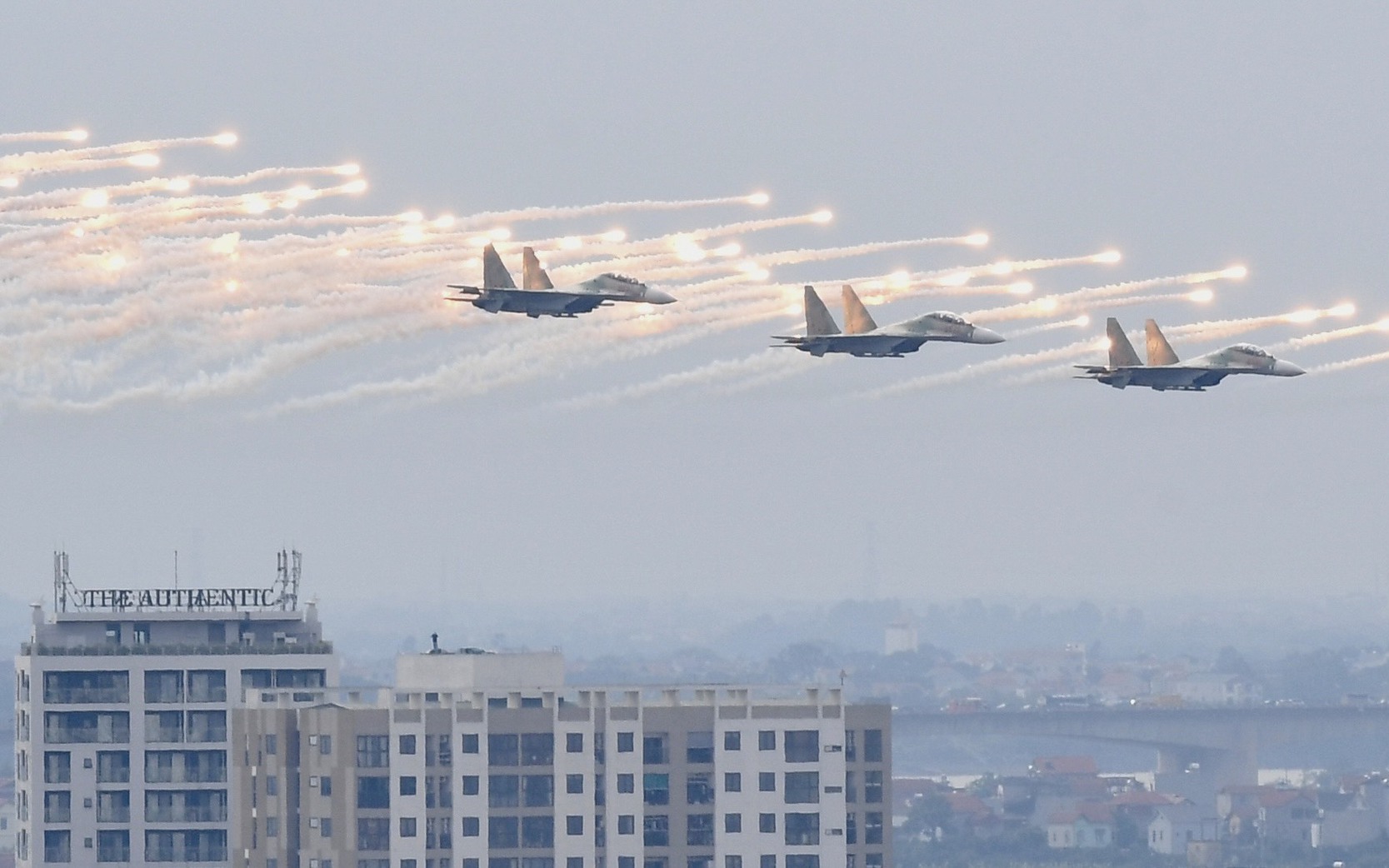 Máy bay Su-30 gầm thét, &quot;phun lửa&quot; trên dàn vũ khí ở Triển lãm Quốc phòng