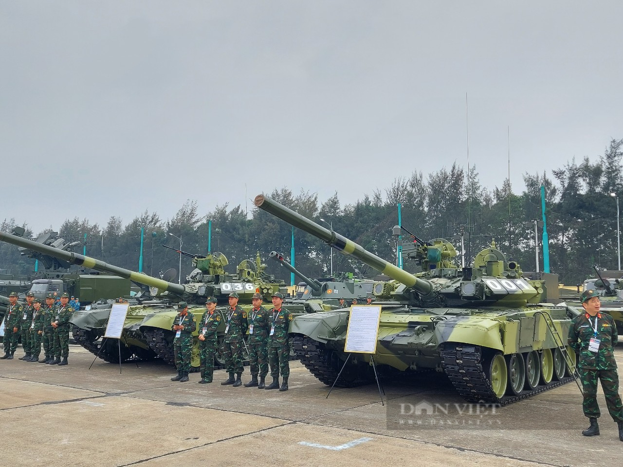 Máy bay Su-30 gầm thét, &quot;phun lửa&quot; trên dàn vũ khí ở triển lãm quốc phòng - Ảnh 3.