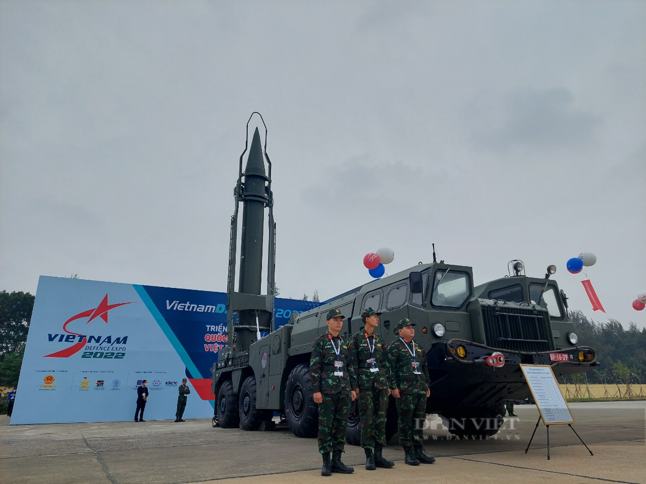 Máy bay Su-30 gầm thét, &quot;phun lửa&quot; trên dàn vũ khí ở triển lãm quốc phòng - Ảnh 2.